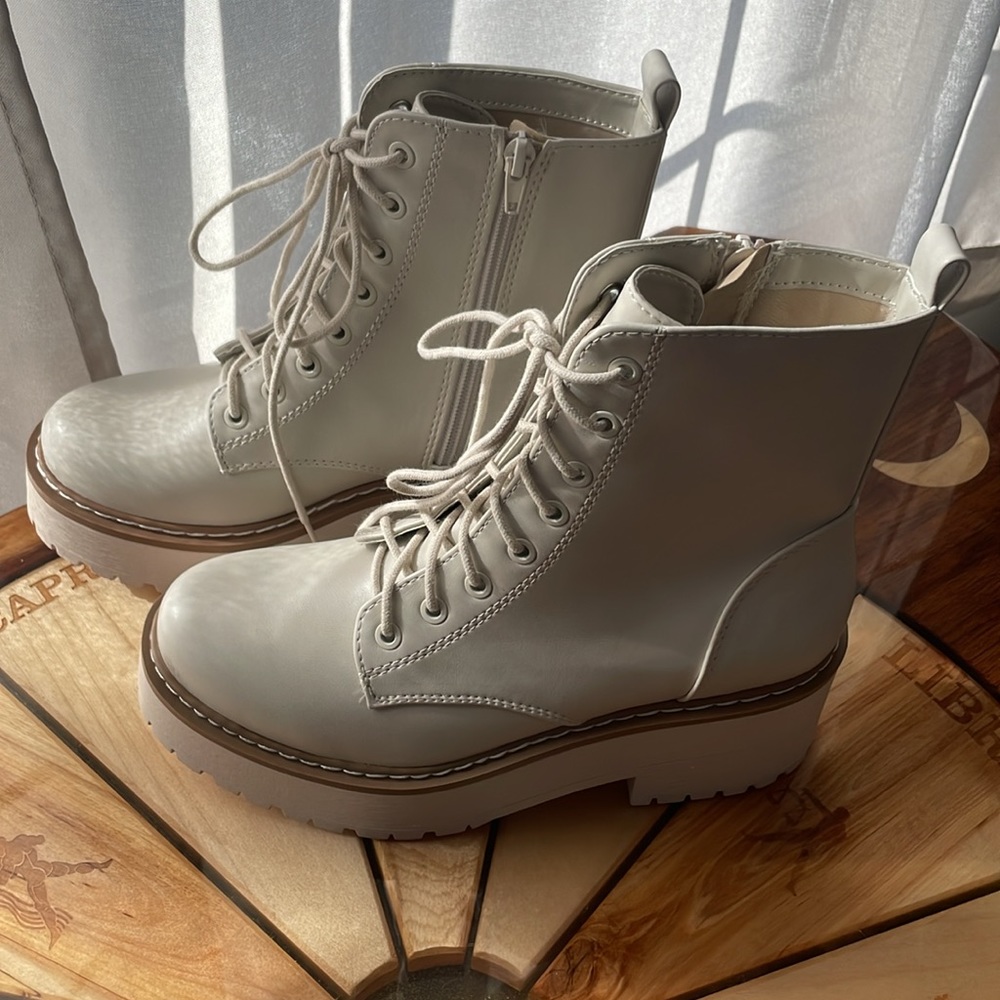 Platform cream boot NWOT - Picture 10 of 10